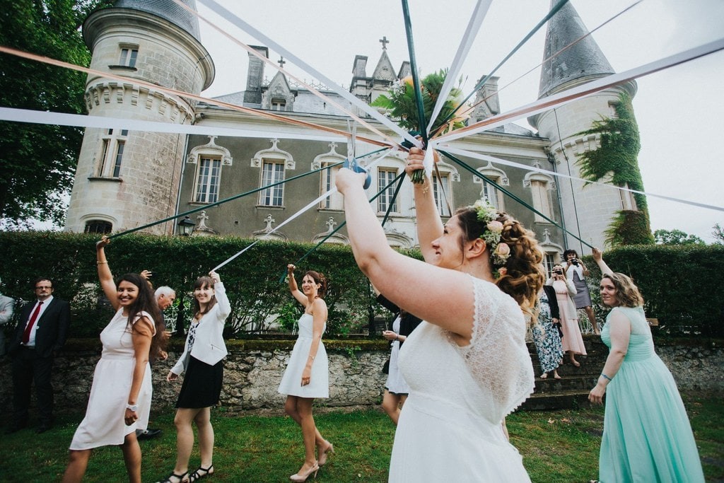 Lancer de bouquet avec jeu du ruban mariage Bordeaux