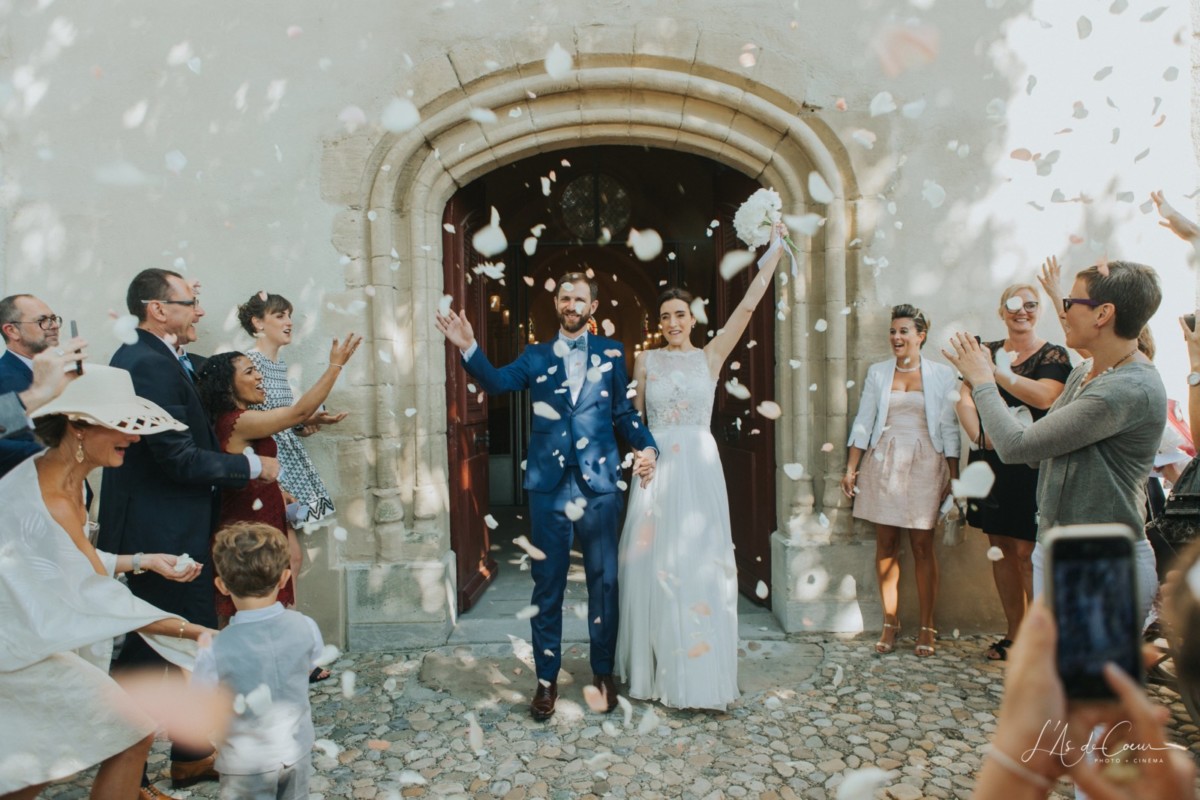 bulles de savon à la sortie de l'Eglise  Mariage, Idée photo mariage,  Photo mariage