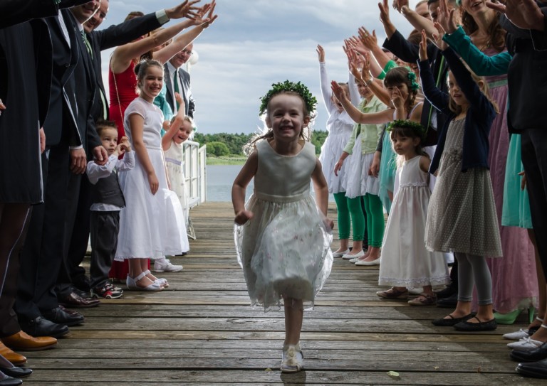 Lire la suite à propos de l’article Enfants dans un mariage, pour ou contre ? Comment les occuper ?